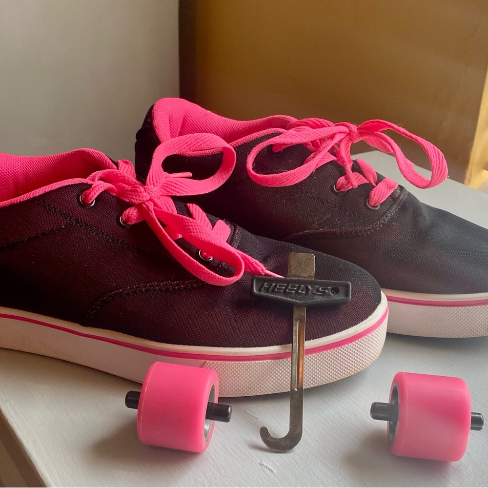 Heely’s Woman’s Size 8 Shoe